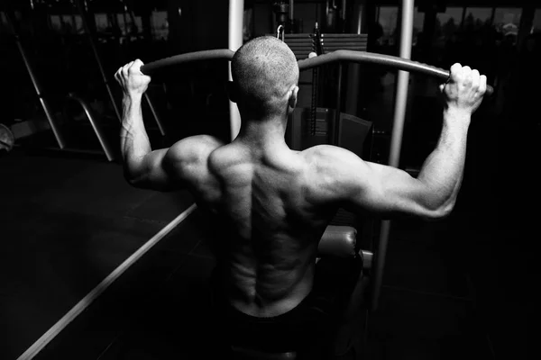 Atleta Bonito Fazendo Exercício Peso Pesado Para Volta Máquina — Fotografia de Stock