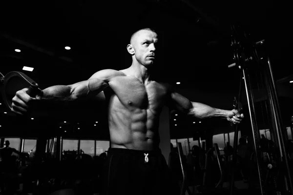Construtor Musculação Muscular Bonito Fazendo Exercício Peso Pesado Para Peito — Fotografia de Stock