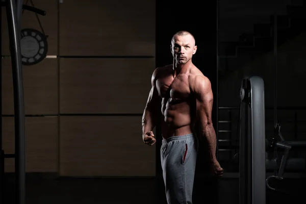 Retrato Joven Hombre Físicamente Forma Que Muestra Cuerpo Bien Entrenado — Foto de Stock