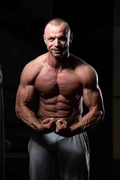 Young Man Standing Strong Gym Flexing Muscles Muskelatletisk Kroppsbyggare Fitness — Stockfoto