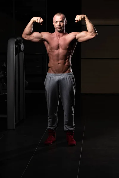 Young Man Standing Strong Gym Flexing Muscles Μυϊκός Αθλητικός Bodybuilder — Φωτογραφία Αρχείου