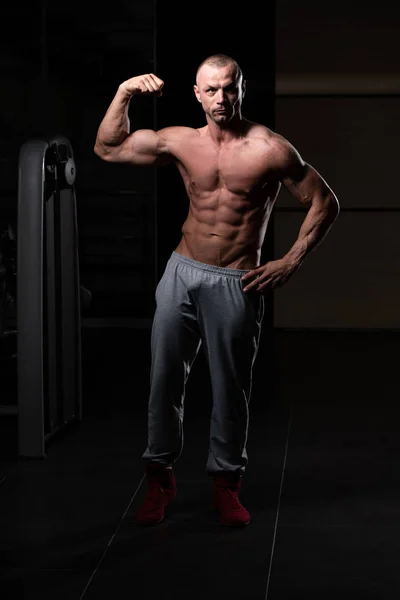 Retrato Joven Hombre Físicamente Forma Que Muestra Cuerpo Bien Entrenado — Foto de Stock