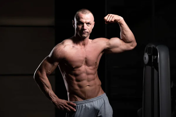 Jeune Homme Debout Fort Dans Gymnase Les Muscles Flexibles Musclé — Photo