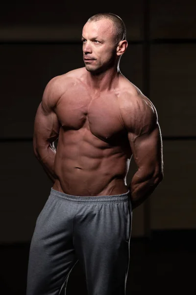 Hombre Joven Pie Fuerte Gimnasio Músculos Flexionantes Muscular Atlético Culturista —  Fotos de Stock