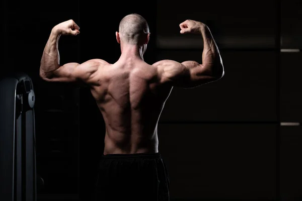 Homem Jovem Forte Ginásio Músculos Flexantes Muscular Athletic Bodybuilder Fitness — Fotografia de Stock