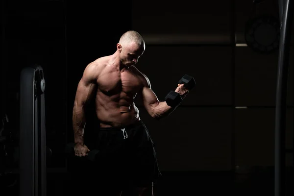 Hombre Ejercitando Bíceps Gimnasio Dumbbell Concentration Curls — Foto de Stock