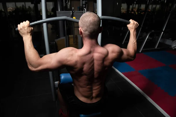 Atleta Guapo Haciendo Ejercicio Peso Pesado Para Volver Máquina —  Fotos de Stock