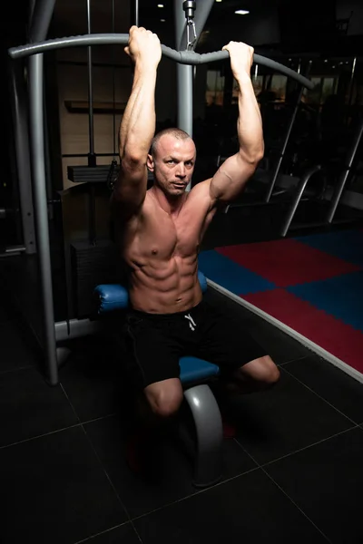 Hübscher Athlet Macht Schwere Kraftübung Für Den Rücken Auf Maschine — Stockfoto