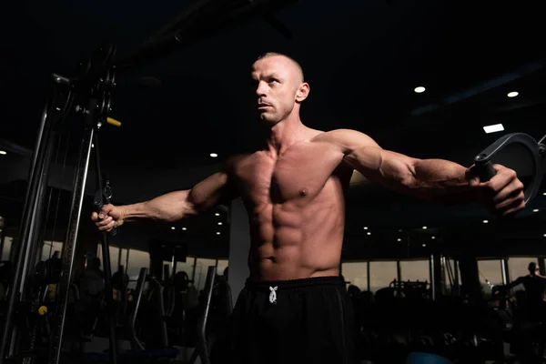 Construtor Musculação Muscular Bonito Fazendo Exercício Peso Pesado Para Peito — Fotografia de Stock