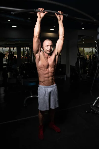 Zdrowy Młody Człowiek Stojący Silne Siłowni Zginanie Mięśni Model Fitness — Zdjęcie stockowe