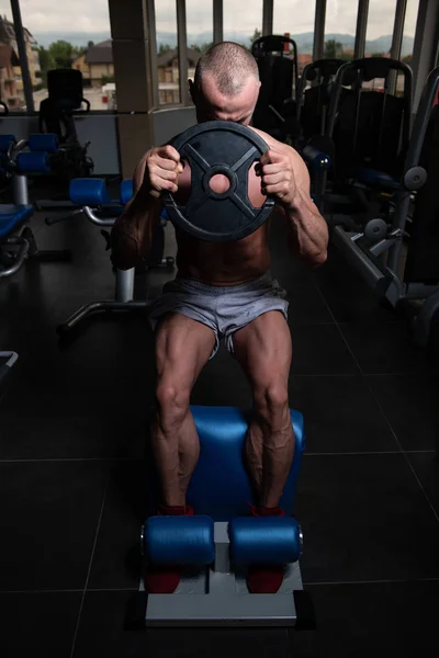Bacak Egzersizleri Ağırlıkları Ağız Kavgası Olmadan Ayakları Yapan Erkek — Stok fotoğraf