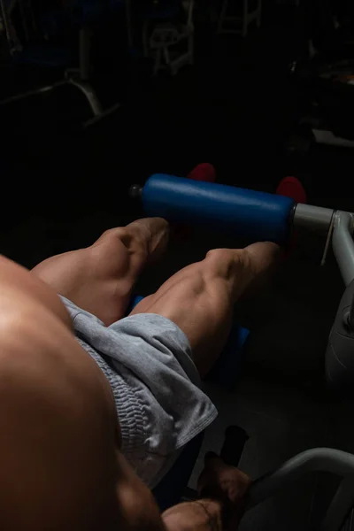 Silný Muž Tělocvičně Cvičení Quadriceps Glutes Stroji Svalové Sportovní Kulturista — Stock fotografie