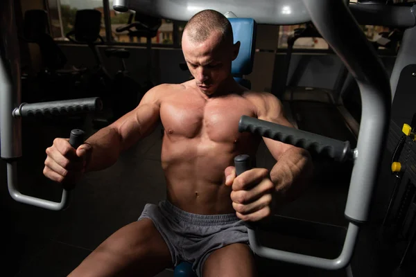 Stilig Muskulös Fitness Kroppsbyggare Gör Tung Viktövning För Bröstet Maskin — Stockfoto