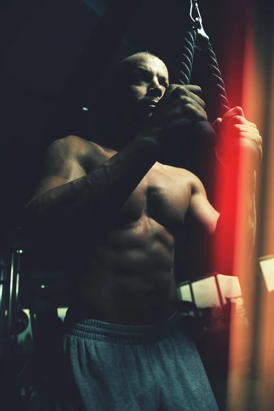 Homme Dans Salle Gym Exercice Sur Ses Triceps Sur Machine — Photo