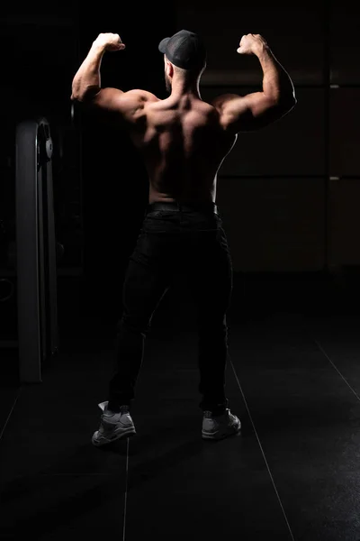 Young Man Standing Strong Gym Flexing Muscles Muskelatletisk Kroppsbyggare Fitness — Stockfoto