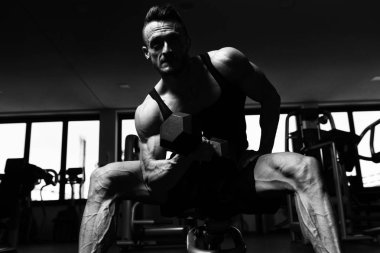 Spor salonunda bikini çalışan adam - Aptal konsantrasyon kıvrımları