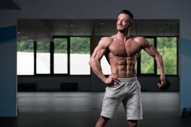 Spor Salonunda Güçlü Duran Genç Adam - Kas Atletik Vücut Geliştirici Spor Sonrası Spor Pozisyonu