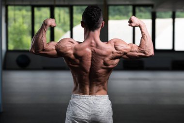 Spor Salonunda Güçlü Duran Genç Adam - Kas Atletik Vücut Geliştirici Spor Sonrası Spor Pozisyonu