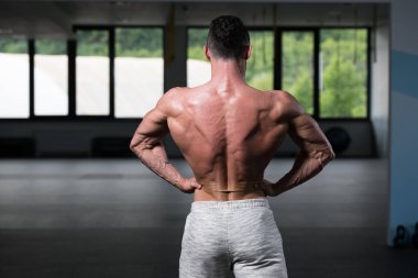 Spor Salonunda Güçlü Duran Genç Adam - Kas Atletik Vücut Geliştirici Spor Sonrası Spor Pozisyonu