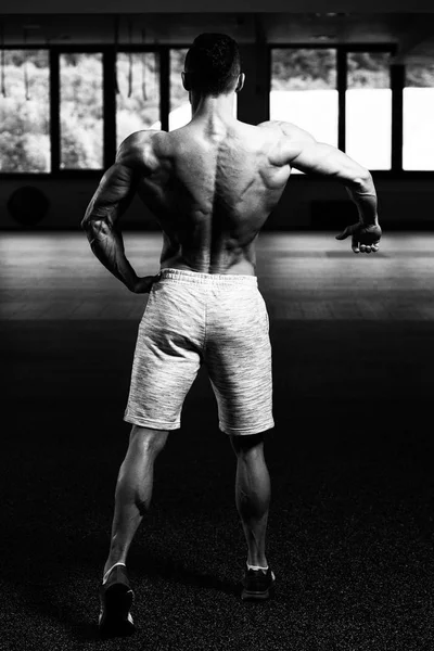 Young Man Standing Strong Gym Flexing Muscles Muskelatletisk Kroppsbyggare Fitness — Stockfoto