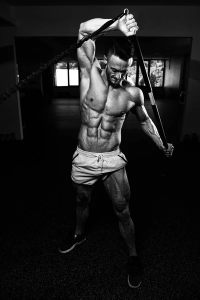 健身俱乐部体操中的腹肌锻炼 — 图库照片