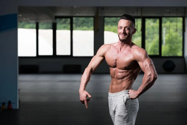 Retrato Jovem Fisicamente Apto Homem Mostrando Seu Corpo Bem Treinado — Fotografia de Stock