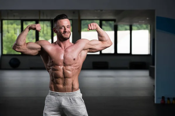 Hombre Joven Pie Fuerte Gimnasio Músculos Flexionantes Muscular Atlético Culturista —  Fotos de Stock