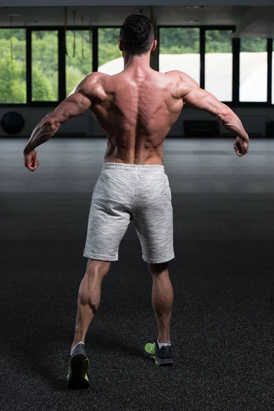 Retrato Joven Hombre Físicamente Forma Que Muestra Cuerpo Bien Entrenado —  Fotos de Stock