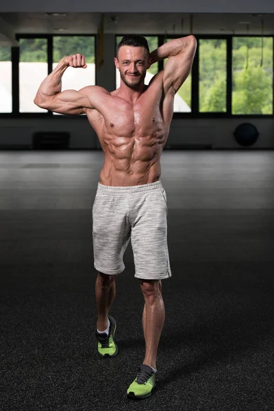 Hombre Joven Guapo Pie Fuerte Gimnasio Músculos Flexión Muscular Atlético —  Fotos de Stock