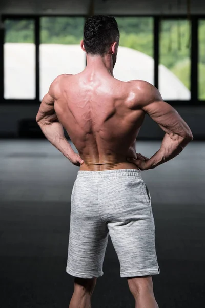 Retrato Joven Hombre Físicamente Forma Que Muestra Cuerpo Bien Entrenado —  Fotos de Stock