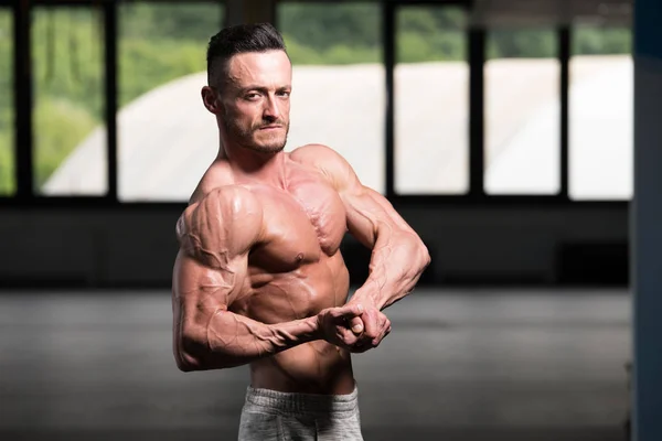 Young Man Standing Strong Gym Flexing Muscles Muscular Athletic Bodybuilder — Stock Photo, Image