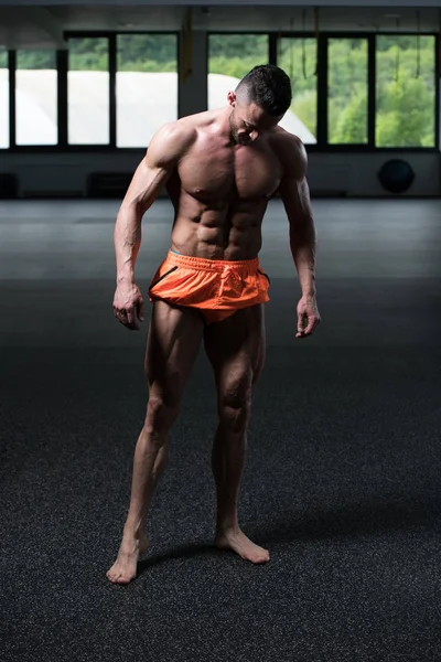 Young Man Standing Strong Gym Flexing Muscles Muskelatletisk Kroppsbyggare Fitness — Stockfoto