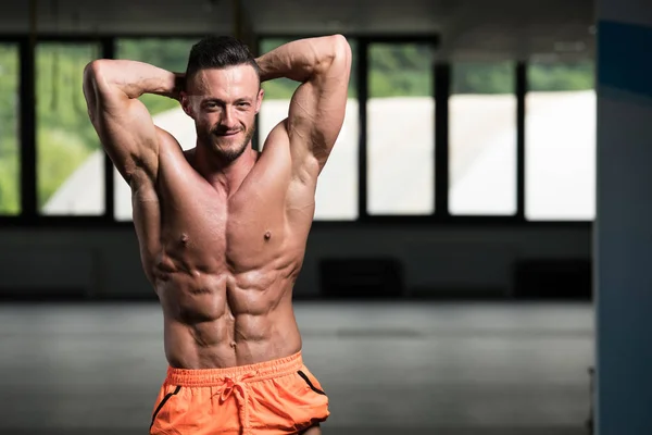 Jeune Homme Debout Fort Dans Gymnase Les Muscles Flexibles Musclé — Photo