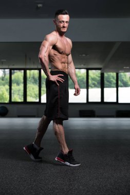Spor Salonunda Güçlü Duran Genç Adam - Kas Atletik Vücut Geliştirici Spor Sonrası Spor Pozisyonu