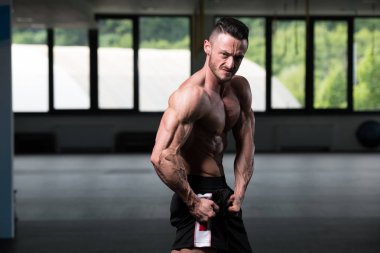 Spor Salonunda Güçlü Duran Genç Adam - Kas Atletik Vücut Geliştirici Spor Sonrası Spor Pozisyonu