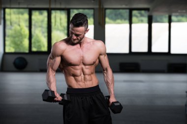 Spor salonunda bikini çalışan adam - Aptal konsantrasyon kıvrımları