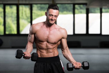 Spor salonunda bikini çalışan adam - Aptal konsantrasyon kıvrımları