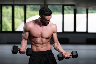 Spor salonunda bikini çalışan adam - Aptal konsantrasyon kıvrımları