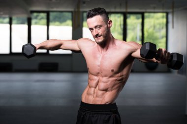 Çalışma dışarı bir spor salonu - Dumbbell konsantrasyon omuz adam bukleler