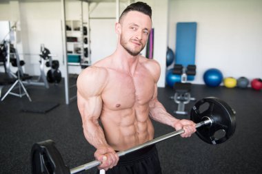 Kas Adam Spor Salonunda Halterli Kollar için Ağır Ağırlık Egzersizi Yapıyor