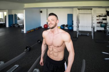 Sağlıklı biri bir Modern Fitness merkezinde koşu bandı üzerinde çalışan