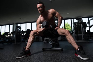 Sporcu Spor Salonunda Bisiklet Çalışıyor - Aptal Konsantrasyon Kıvrımları