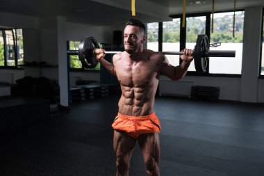 Güçlü adam kuadriseps ve halter - kaslı atletik vücut Fitness modeli egzersiz ile Glutes egzersiz jimnastik salonu