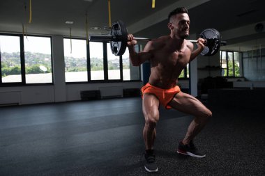Güçlü adam kuadriseps ve halter - kaslı atletik vücut Fitness modeli egzersiz ile Glutes egzersiz jimnastik salonu
