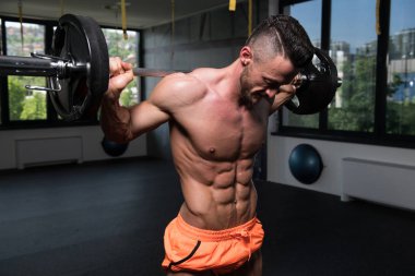 Güçlü adam bacaklar ile Halter - kaslı atletik vücut Fitness modeli egzersiz egzersiz jimnastik salonu