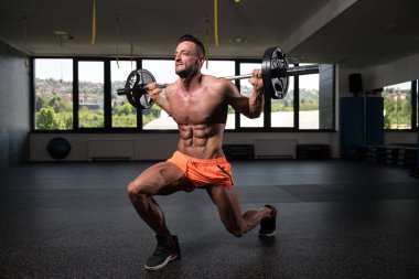Güçlü adam bacaklar ile Halter - kaslı atletik vücut Fitness modeli egzersiz egzersiz jimnastik salonu