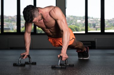 Genç Model yapıyor Push Ups vücut geliştirme eğitim bir parçası olarak