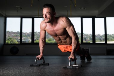 Genç Model yapıyor Push Ups vücut geliştirme eğitim bir parçası olarak