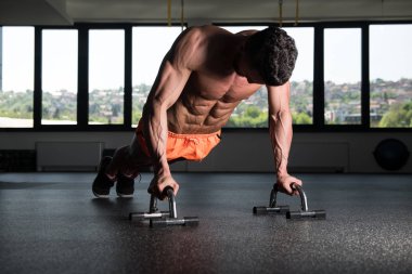 Push-Up vücut geliştirme eğitim bir parçası olarak yapıyor atlet