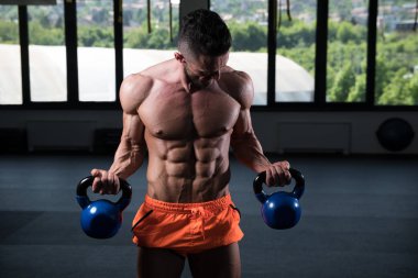 Kettle Bell ve Flexing Muscles ile Egzersiz Yapan Adam - Kaslı Atletik Vücut Geliştirici Fitness Modelleri